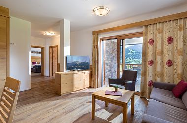 Wohnraum mit TV, Bergblick, Couch im Appartement Alpen Residenz