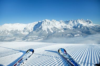 000377_Frisch-gewalzte-Piste-mit-Blick-zum-Wilden-Kaiser_Johannes-Felsch