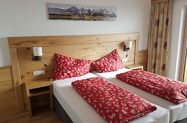Studio room for 1 to 2 guests lovingly furnished with light-coloured wood