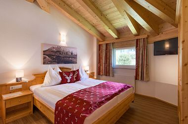 Alpen Apart - Bedroom with box spring beds