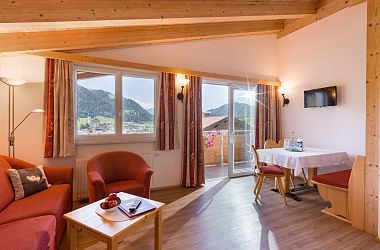 Alpen Apart living room and dining area