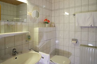 Badezimmer mit Dusche und WC