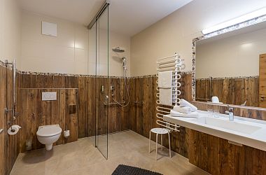 Badezimmer mit Dusche, WC, Haarföhn, Handtücher und Bademantel