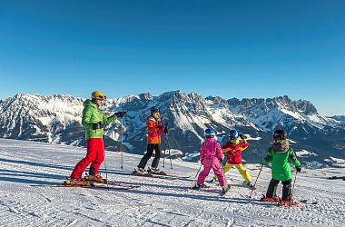 Familie-beim-Skifahren-mit-Panoramablick-SkiWelt