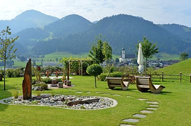 Garten-Liegen-Wasser-Hotel-Alpenpanorama-Soell