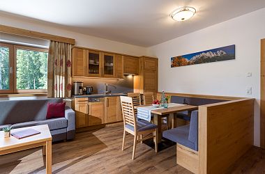 Küche, gemütlicher Sitzbereich und Couch in der Ferienwohnung