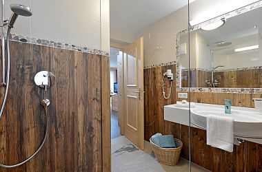 Badezimmer mit Dusche/WC