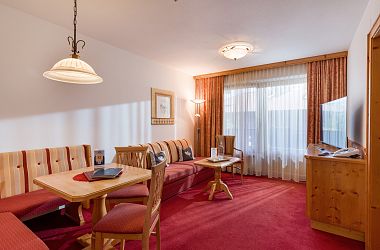 Wohnzimmer mit Schlafsofa & gemütlicher Sitzgelegenheit