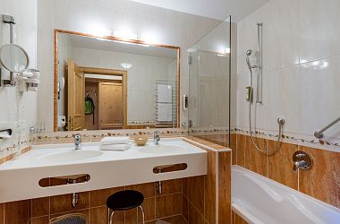 Badezimmer mit Duschbadewanne