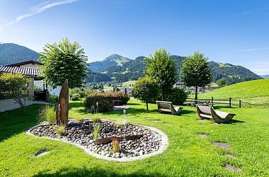 Hotel_Alpenpanorama_Sonnbichl_18_Soell_Garten_Ausblick_Bergwelt