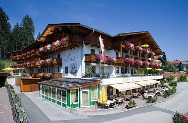 Hotel Alpenpanorama im Sommer