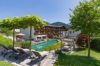 Erfrischendes Badevergnügen in Traumkulisse