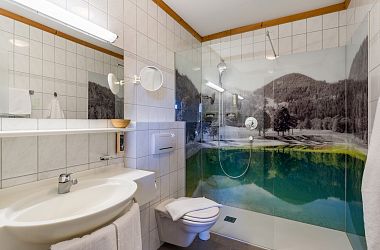 Panoramazimmer mit gemütlichen Badezimmer