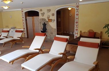 Ruheraum mit Wellnessliegen