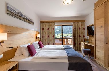 Schlafzimmer in der Ferienwohnung mit Bergblick