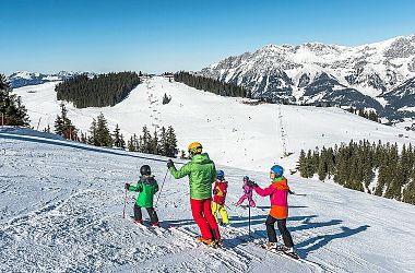 Winterurlaub_Soell_Familie-Skifahren-Wilder-Kaiser
